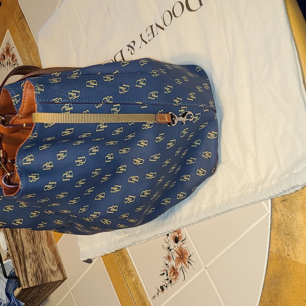 Dooney & Bourke Navy & Gold Bag.  Pre-loved - Picture 5 of 16